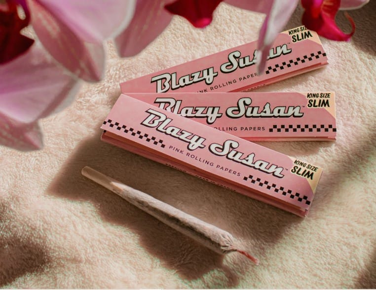 Blazy rolling paper and flowers-2